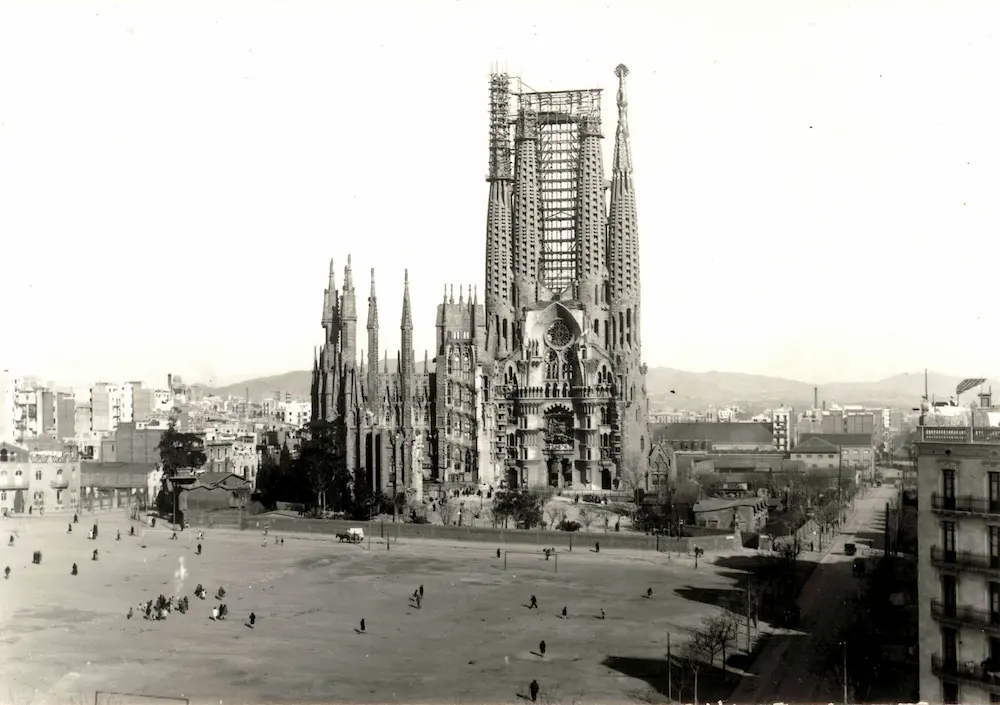 photo from 1927 of the Sagrada Família with the Saint Barnabas bell tower completed and the Matthias tower nearly finished